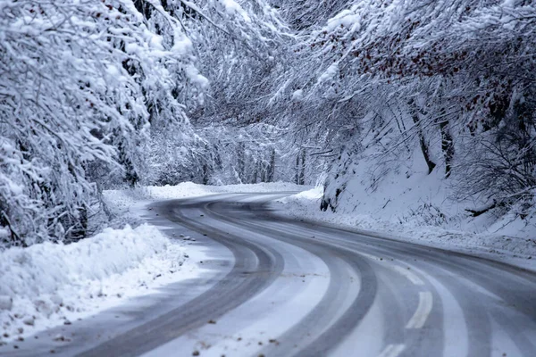 Порожня дорога зі сніговими берегами з боків . — стокове фото