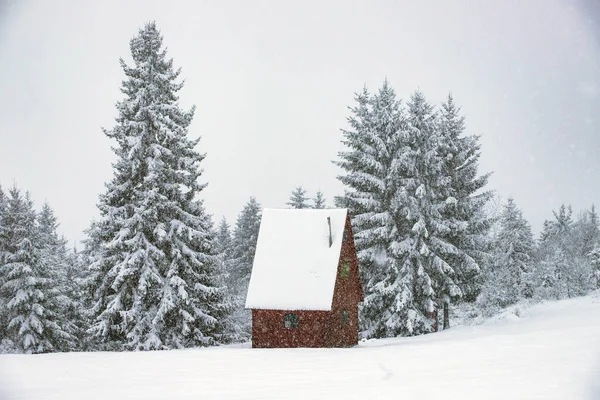 山上覆盖着雪的茅屋 — 图库照片