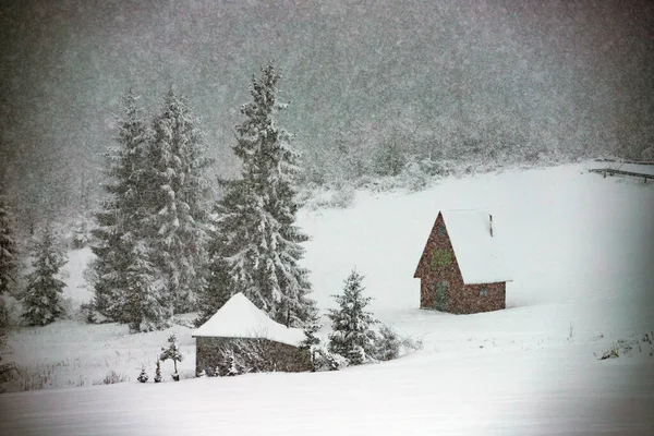 山上覆盖着雪的茅屋 — 图库照片