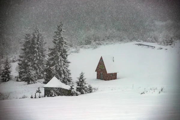 Snow covered hut in the mountains — Stock fotografie