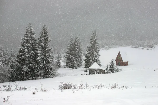 Snow covered hut in the mountains — Stock fotografie