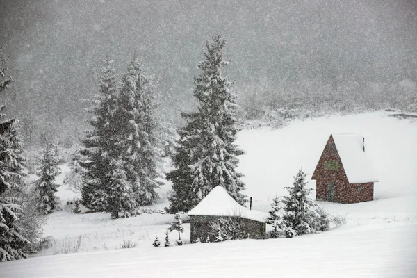 Chata pokryta śniegiem w górach — Zdjęcie stockowe