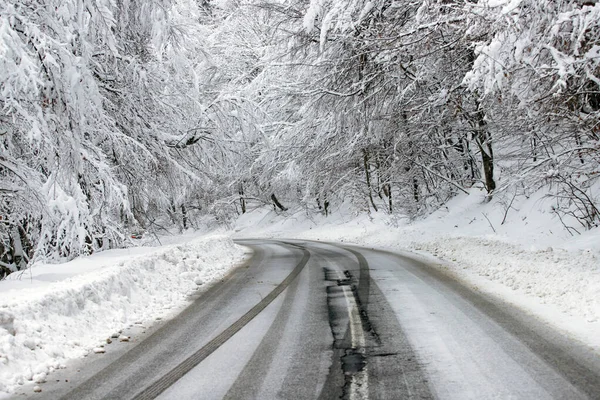 Strada vuota con cumuli di neve ai lati . — Foto Stock