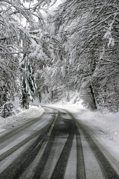 Strada vuota con cumuli di neve ai lati . — Foto Stock