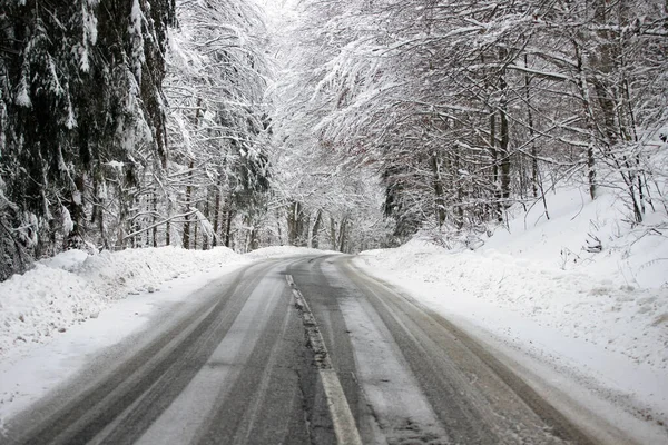 両側に雪の銀行と空の道路. — ストック写真