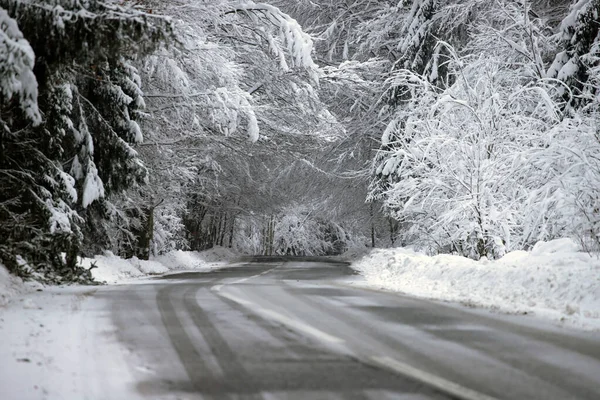 Carretera vacía con bancos de nieve a los lados . —  Fotos de Stock