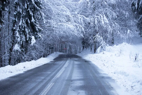 Carretera vacía con bancos de nieve a los lados . —  Fotos de Stock