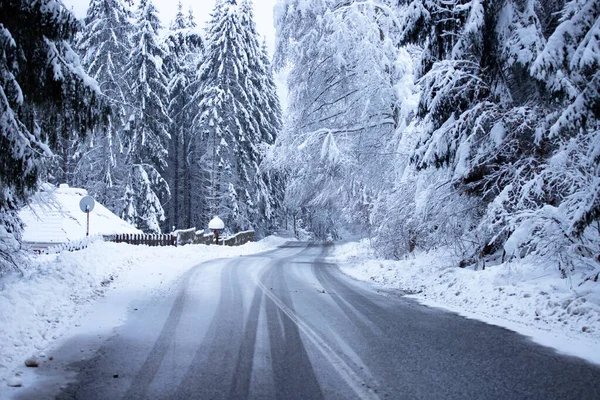 Strada vuota con cumuli di neve ai lati . — Foto Stock
