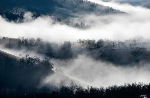 Туманное осеннее утро в горах . — стоковое фото