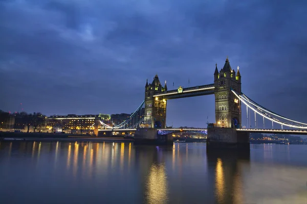 Berühmte Tower Bridge am Abend, London, England — Stockfoto