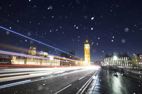 Výbušný ohňostroj kolem Big Ben. — Stock fotografie