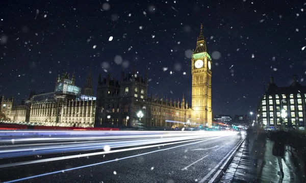 Big Ben 'in etrafında patlayıcı havai fişekler. — Stok fotoğraf