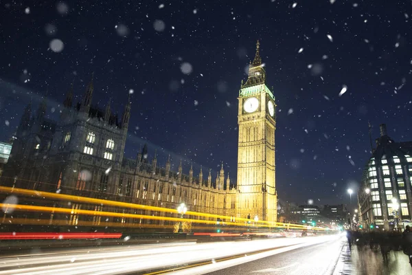 Výbušný ohňostroj kolem Big Ben. — Stock fotografie