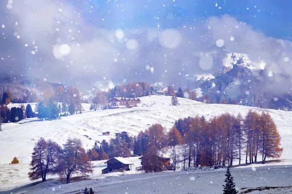 Sníh na Alpe de Siusi v západu slunce. — Stock fotografie