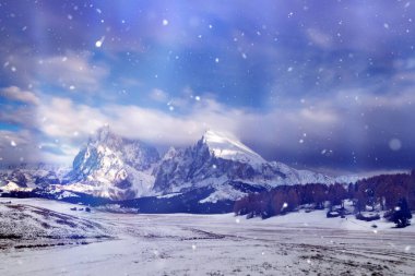 Gün batımında Alpe de Siusi 'de kar yağışı.