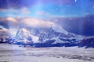 Gün batımında Alpe de Siusi 'de kar yağışı.