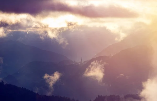 Mistige zonsondergang in de bergen — Stockfoto