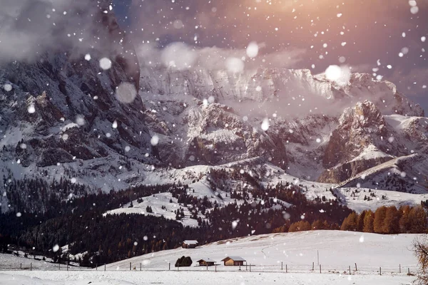 Sníh na Alpe de Siusi v západu slunce. — Stock fotografie