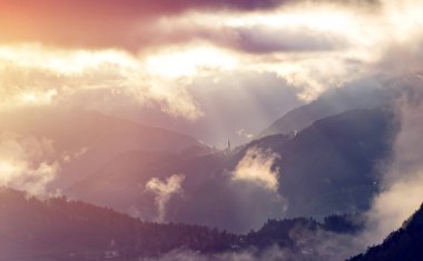 dağlarda sisli gün batımı