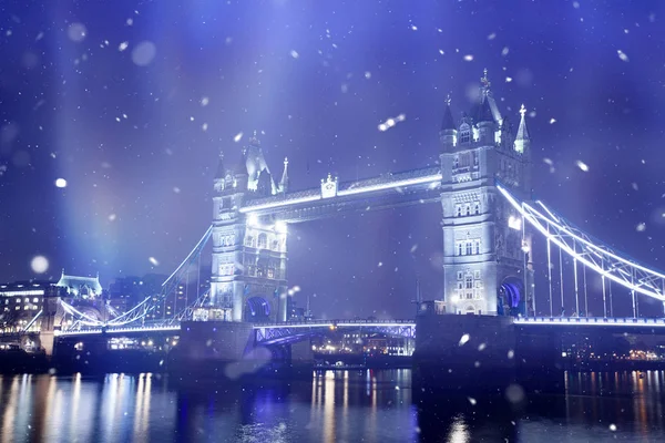 Famous Tower Bridge in snowfall, London, England — Stock Photo, Image