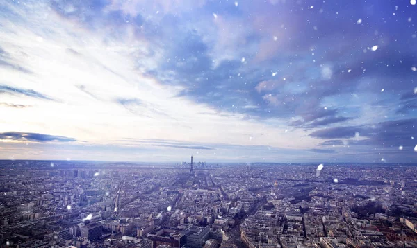 Kerstmis in Parijs met sneeuw. — Stockfoto