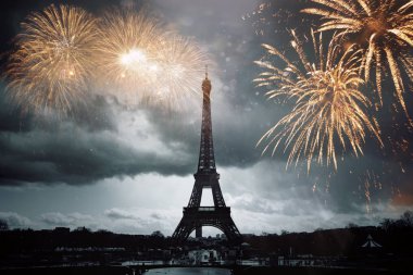 Paris 'te renkli havai fişekler, Eyfel Kulesi.