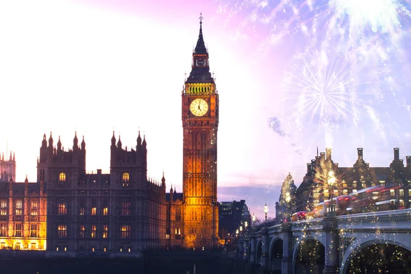 Fuegos artificiales explosivos alrededor de Big Ben . — Foto de Stock