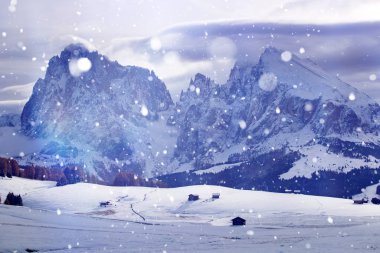 Gün batımında Alpe de Siusi 'de kar yağışı.