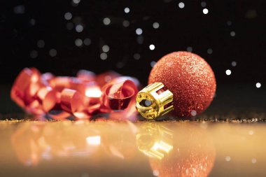 Parlak Noel arka plan kırmızı Noel topları ile