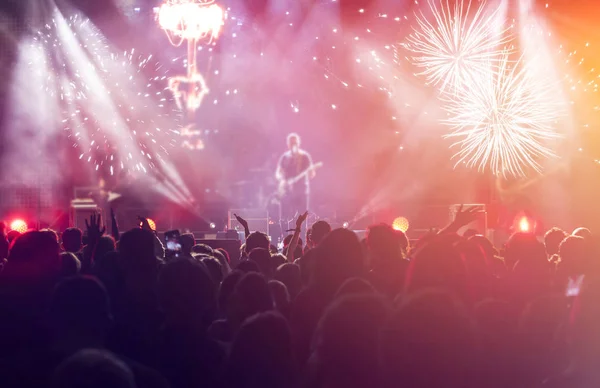 Fireworks en menigte vieren het nieuwe jaar — Stockfoto