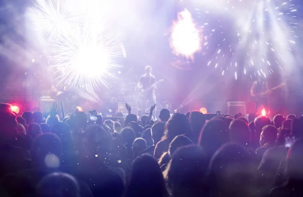 Fogos de artifício e multidão celebrando o Ano Novo — Fotografia de Stock