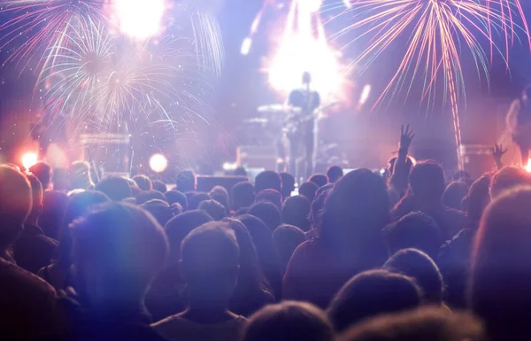 Fuegos artificiales y multitud celebrando el Año Nuevo — Foto de Stock