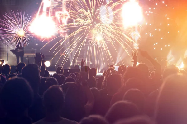 Fogos de artifício e multidão celebrando o Ano Novo — Fotografia de Stock