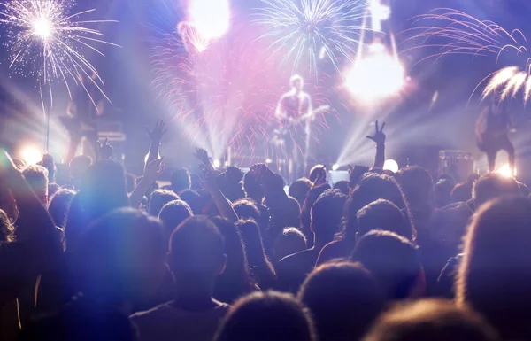 Fuegos artificiales y multitud celebrando el Año Nuevo — Foto de Stock