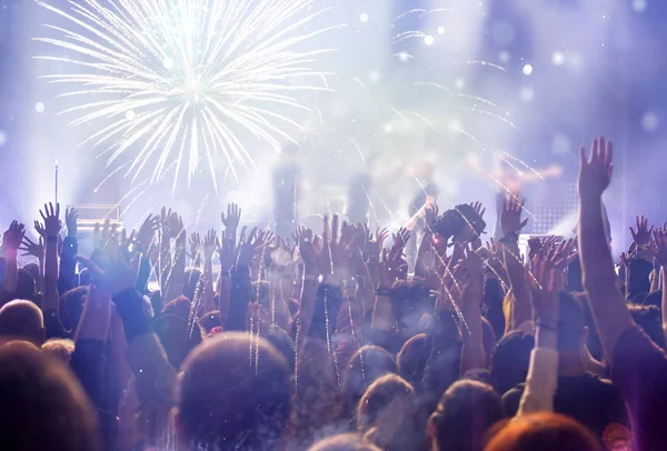 Fuochi d'artificio e folla che festeggia l'Anno nuovo — Foto Stock