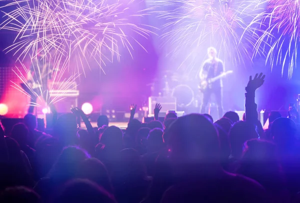 Tűzijáték és a tömeg ünnepelte az új évet — Stock Fotó