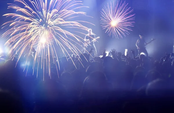 Feux d'artifice et foule célébrant la nouvelle année — Photo