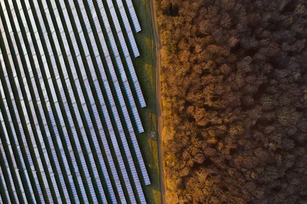 Güneş panelleri - drone görünümü — Stok fotoğraf