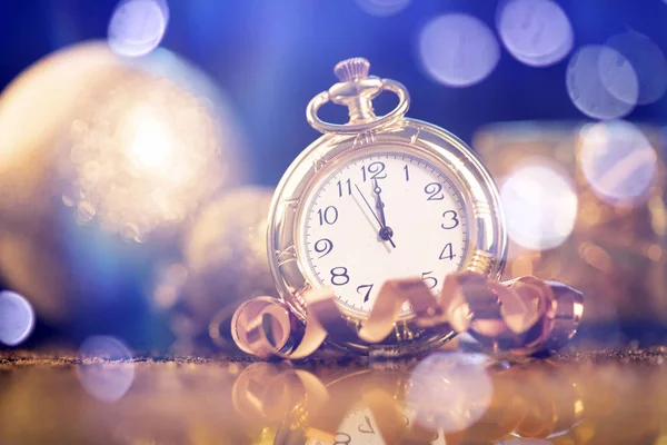 Año Nuevo a medianoche - Reloj viejo con luces navideñas — Foto de Stock