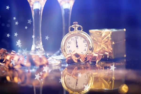 Nyår vid midnatt - Gammal klocka med semesterlampor — Stockfoto