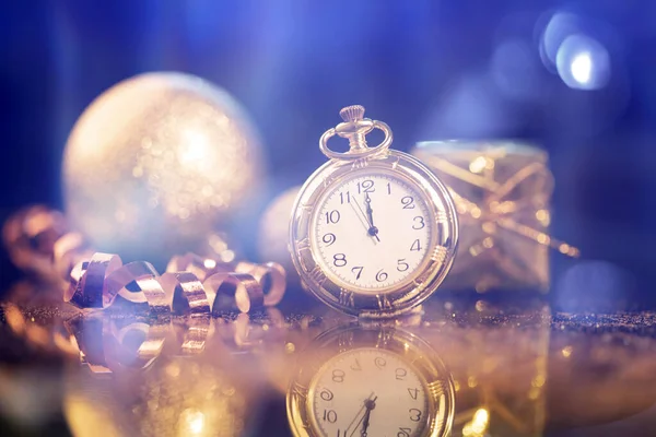 Ano Novo à meia-noite - Velho relógio com luzes de férias — Fotografia de Stock