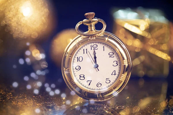 Año Nuevo a medianoche - Reloj viejo con luces navideñas — Foto de Stock