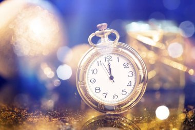 Yılbaşı geceyarısı Tatil ışıkları olan eski saat