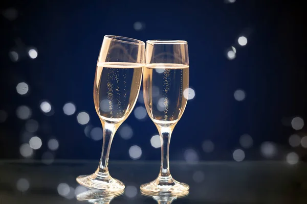 Dos copas de champán listas para traer el Año Nuevo — Foto de Stock