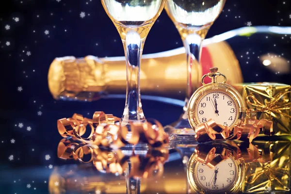 Neujahr um Mitternacht - alte Uhr mit Urlaubsbeleuchtung — Stockfoto