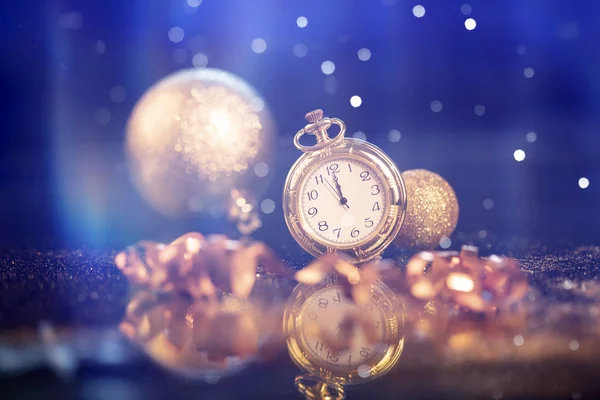 Capodanno a mezzanotte - Vecchio orologio con luci natalizie — Foto Stock