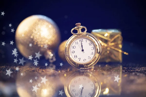 新年午夜时分- -有节日灯火的老时钟 — 图库照片