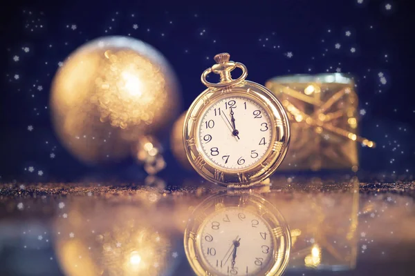 Nyår vid midnatt - Gammal klocka med semesterlampor — Stockfoto