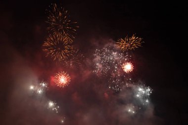 Yeni yılı havai fişeklerle kutluyoruz