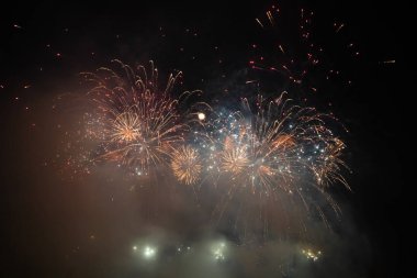 Yeni yılı havai fişeklerle kutluyoruz